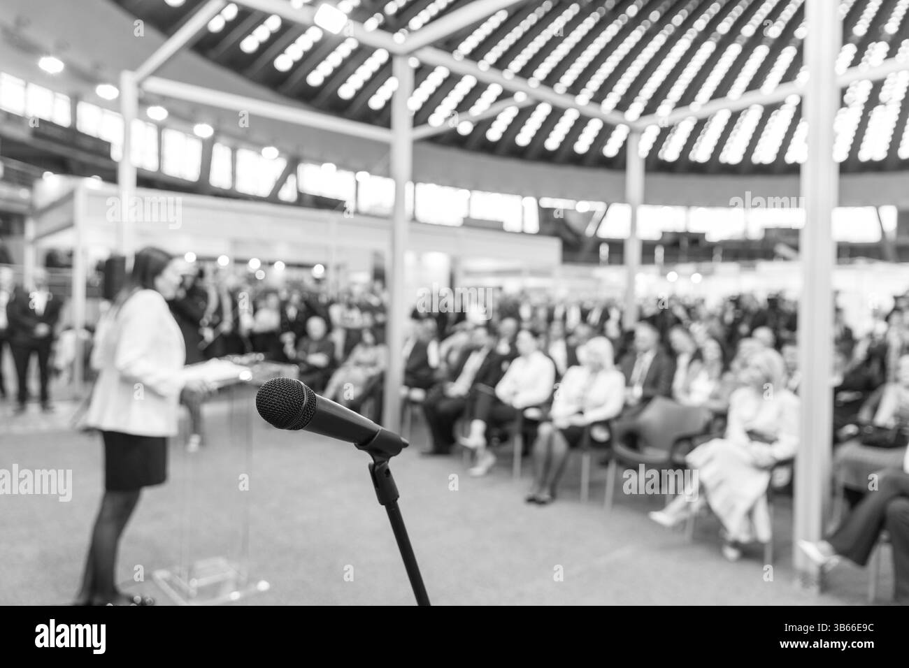 Conférencière publique féminine à la conférence d'affaires, présentation d'entreprise, atelier, formation de coaching, conférence de presse, réunion d'entreprise, publique ou politique Banque D'Images