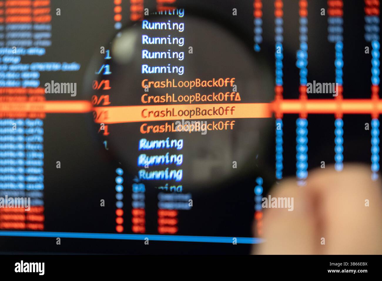 La main de l'homme utilise une loupe pour examiner de près un écran d'ordinateur mettant en évidence les messages d'erreur CrashLoopBackOff récurrents, symbolisant le focuse Banque D'Images