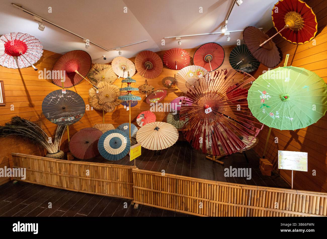 Un petit musée des parapluies faits à la main produits exposés au village de parapluies Bo sang à Chiang mai, Thaïlande Banque D'Images Un petit musée des parapluies faits à la main produits exposés au village de parapluies Bo sang à Chiang mai, Thaïlande Banque D'Images