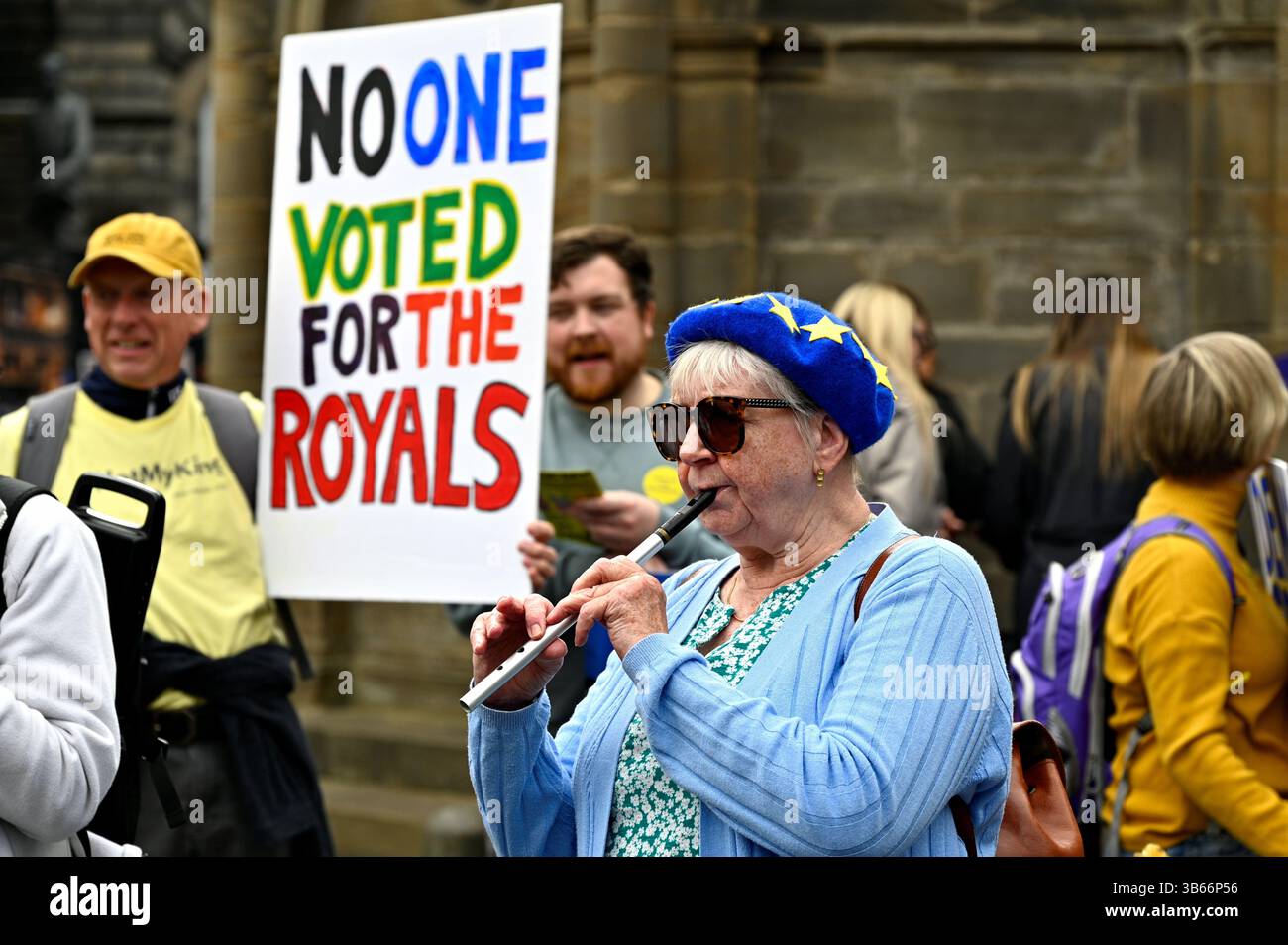 Édimbourg, Écosse, Royaume-Uni. 3 mai 2025. La marche annuelle du 1er mai d'Édimbourg et des Lothians commence à Parliament Square sur le Royal Mile, puis descend le Royal Mile jusqu'à la Pleasance où il y a un rassemblement, de la musique et des stands. Musique sur le Royal Mile portant des casquettes et des vêtements européens. Crédit : Craig Brown/Alamy Live News Banque D'Images