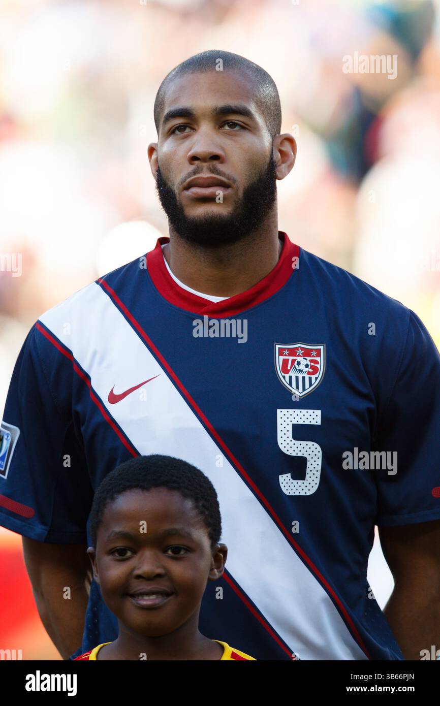 Oguchi Onyewu, des États-Unis, se tient debout pendant l'hymne national avant un match de Coupe du monde C contre la Slovénie le 18 juin 2010 au Ellis Park Stadium de Johannesburg, en Afrique du Sud. Usage éditorial exclusif. Pas de poussée vers l'utilisation mobile. Utilisation commerciale interdite. (Photographie de Jonathan Paul Larsen / Diadem images) Banque D'Images