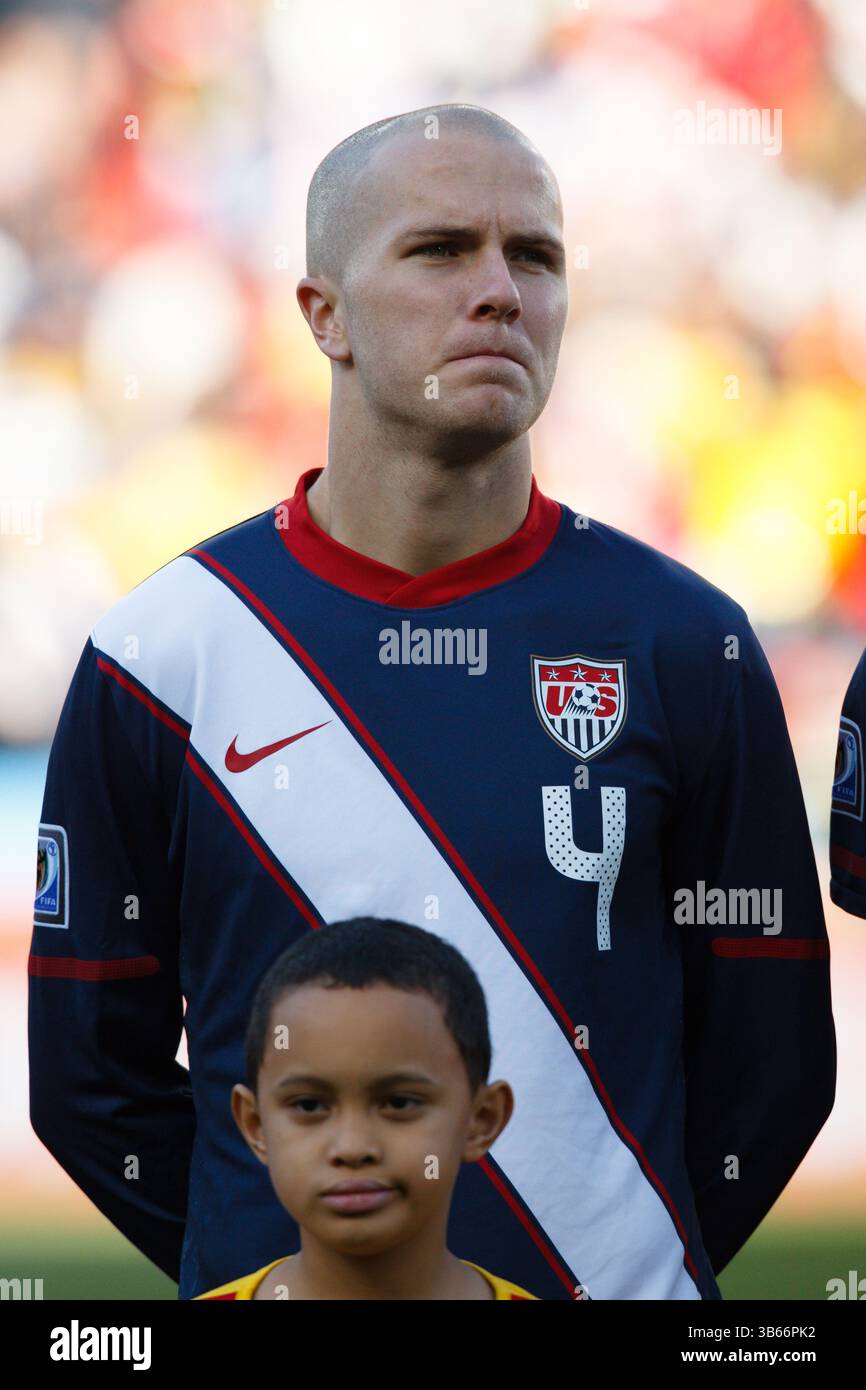 Michael Bradley, américain, participe à l'hymne national avant un match de Coupe du monde C contre la Slovénie le 18 juin 2010 au stade Ellis Park de Johannesburg, en Afrique du Sud. Usage éditorial exclusif. Pas de poussée vers l'utilisation mobile. Utilisation commerciale interdite. (Photographie de Jonathan Paul Larsen / Diadem images) Banque D'Images