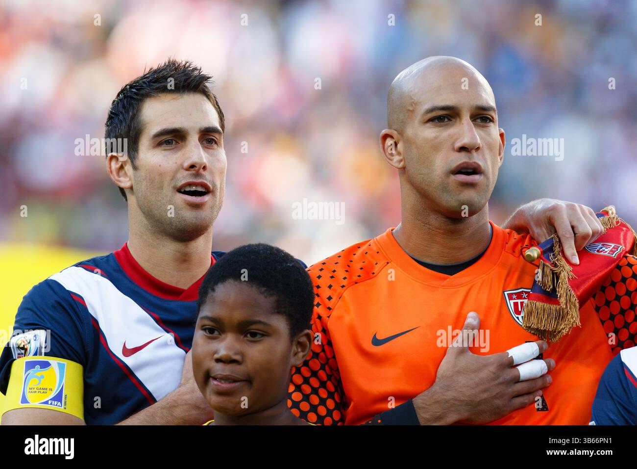 Le capitaine de l'équipe américaine Carlos Bocanegra (G) et le gardien de but Tim Howard chantent l'hymne national avant un match de Coupe du monde du Groupe C contre la Slovénie le 18 juin 2010 au stade Ellis Park de Johannesburg, en Afrique du Sud. Usage éditorial exclusif. Pas de poussée vers l'utilisation mobile. Utilisation commerciale interdite. (Photographie de Jonathan Paul Larsen / Diadem images) Banque D'Images