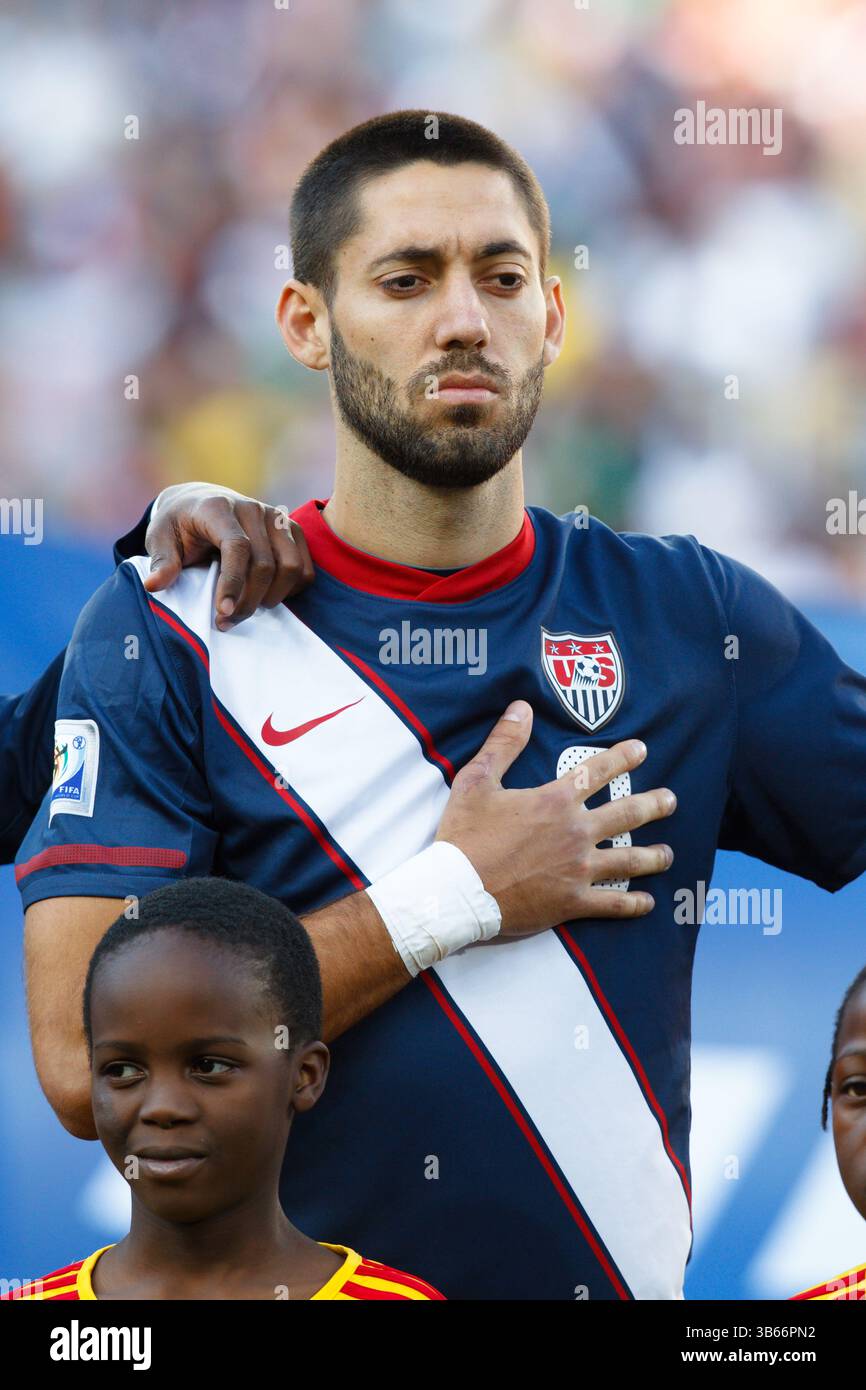 Clint Dempsey, des États-Unis, se tient debout pendant l'hymne national avant un match de Coupe du monde C contre la Slovénie le 18 juin 2010 au stade Ellis Park de Johannesburg, en Afrique du Sud. Usage éditorial exclusif. Pas de poussée vers l'utilisation mobile. Utilisation commerciale interdite. (Photographie de Jonathan Paul Larsen / Diadem images) Banque D'Images