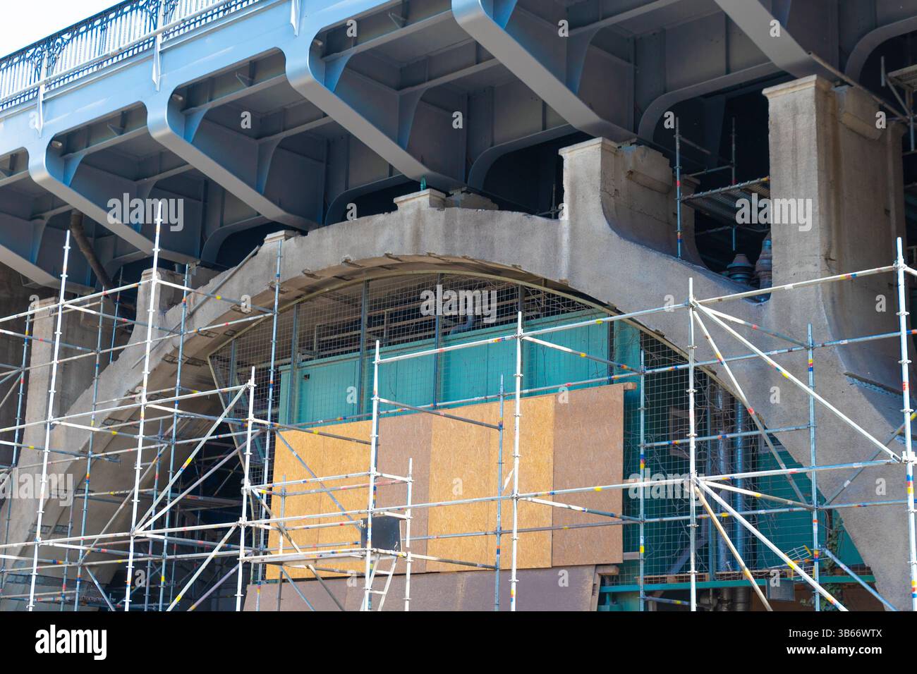 Entretien de ponts urbains avec échafaudage et travaux de réparation importants. Banque D'Images