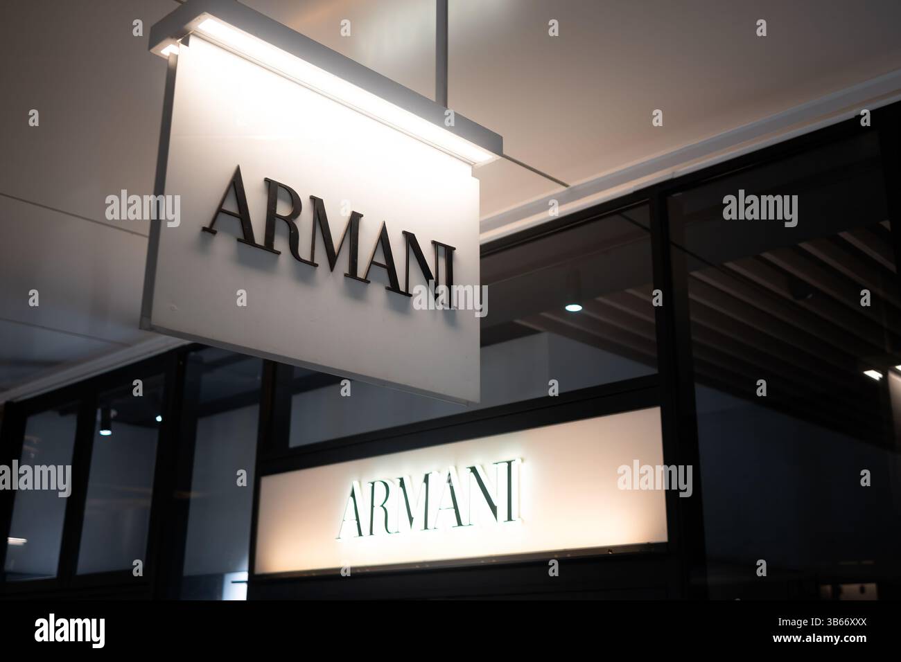 Bannière logo ARMANI Luxury Store dans un point de vente au Japon Banque D'Images