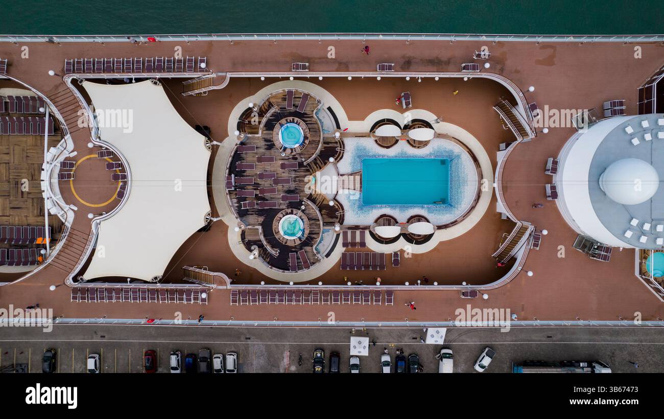 Style moderne et luxueux de zone de loisirs sur le pont supérieur du bateau de croisière, navire à passagers Banque D'Images