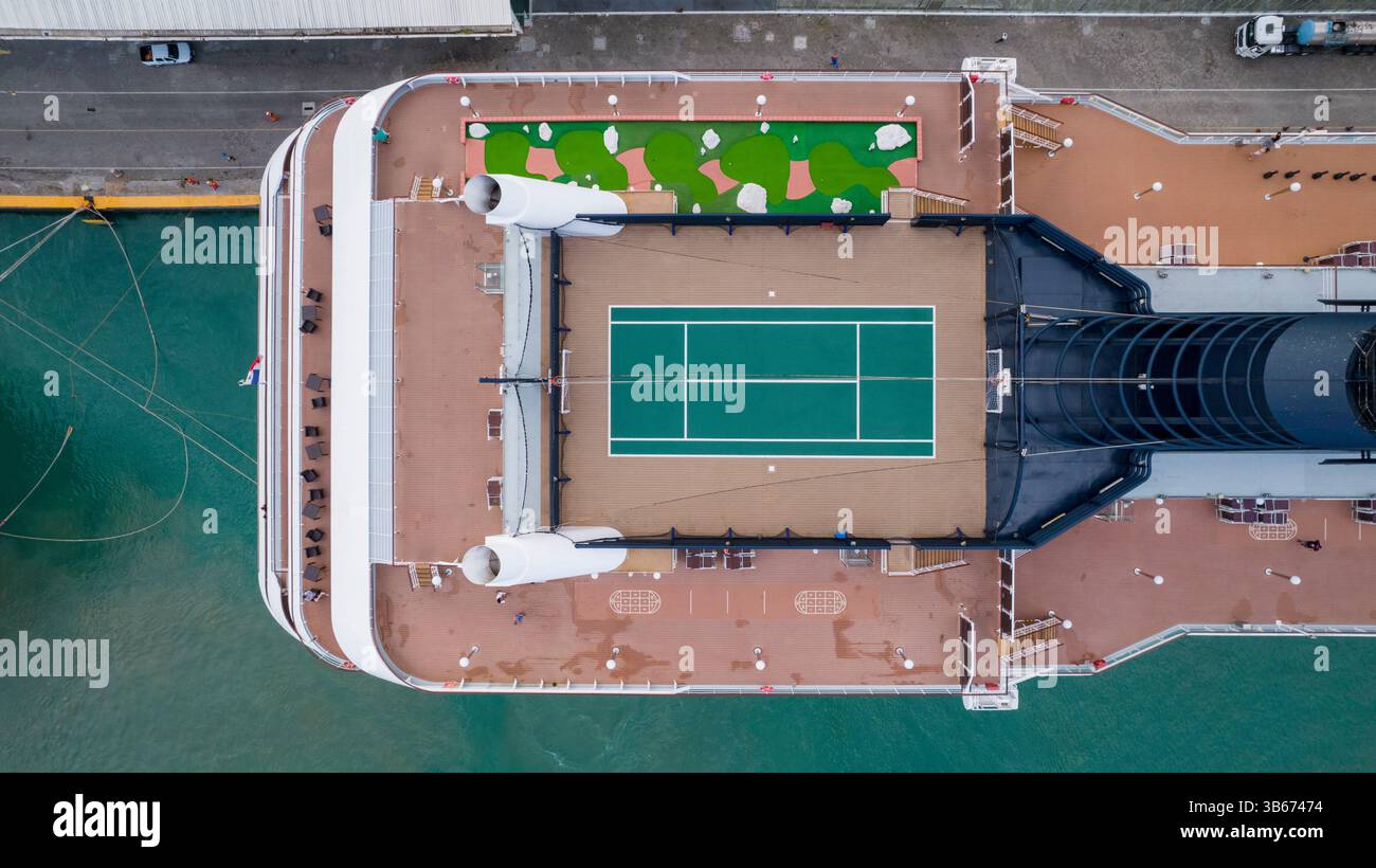 Terrain de sport sur la proue du pont supérieur d'un grand et luxueux bateau de croisière Banque D'Images