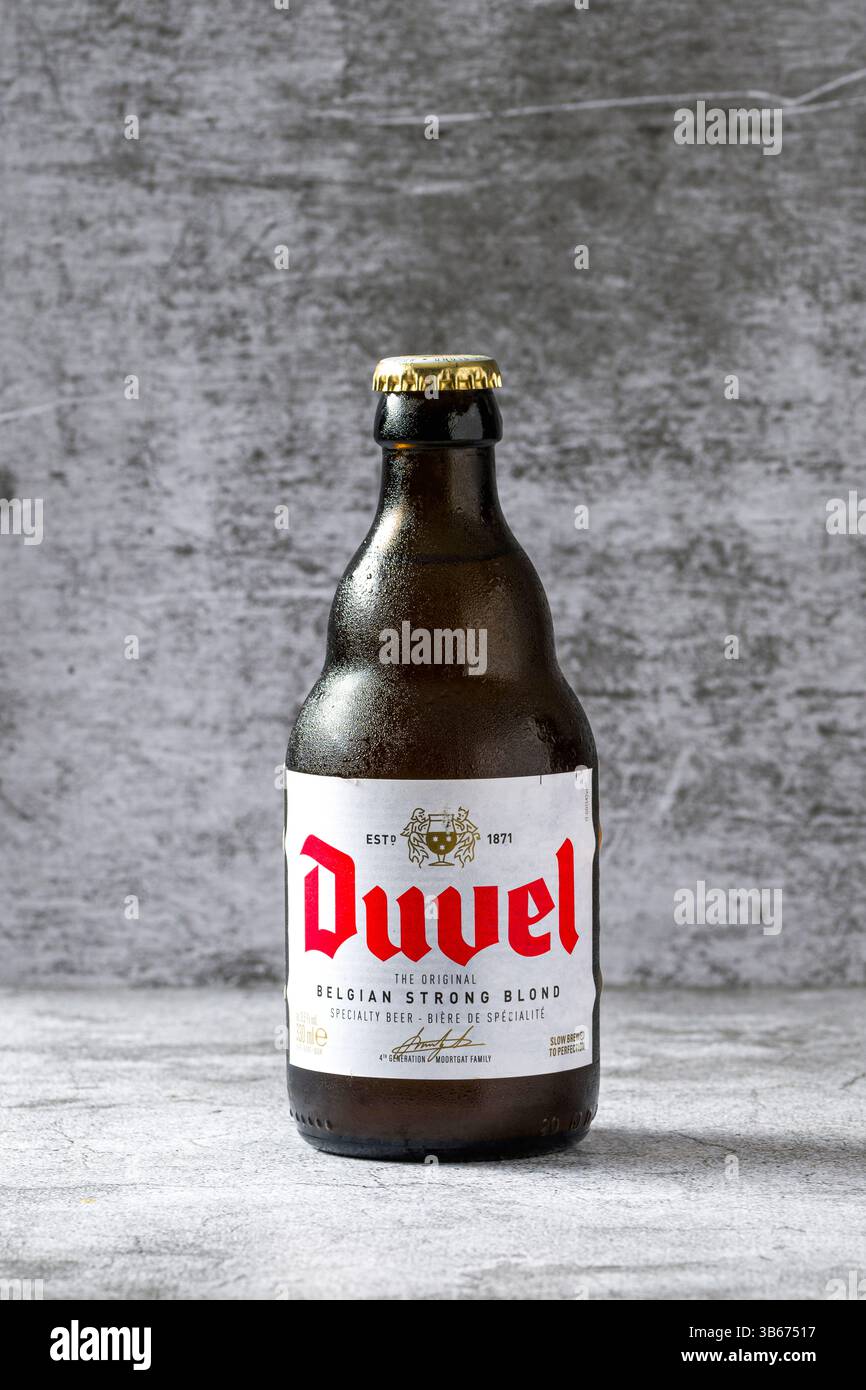 Antalya, Turquie - 3 mai 2025 : Duvel Belgian Strong Blond bouteille de bière spéciale sur table en pierre Banque D'Images