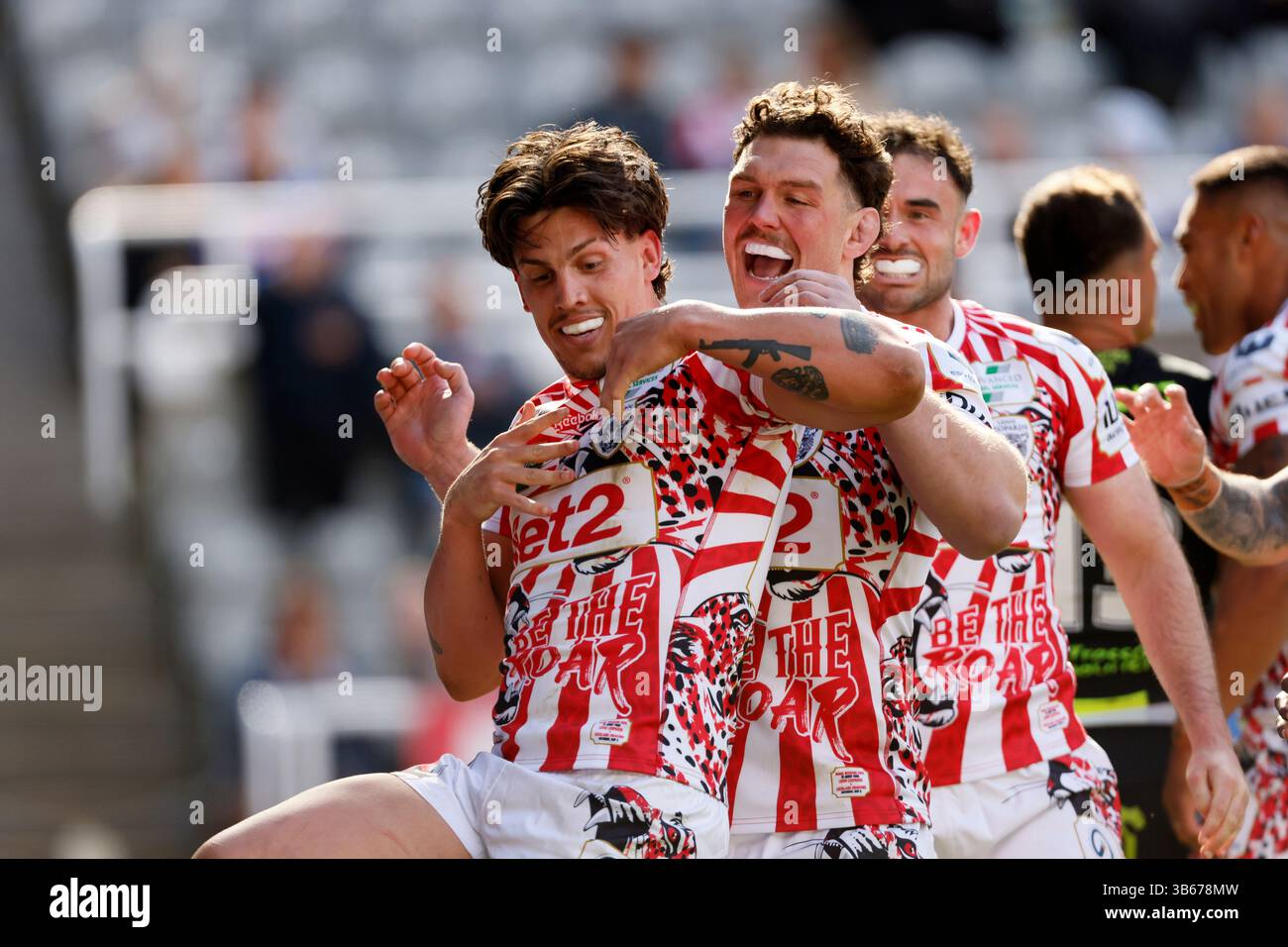 Owen Trout de Leigh Leopards (à gauche) célèbre son essai avec Robbie Mulhern de Leigh Leopards (à droite) lors du match de Betfred Super League à St James' Park, Newcastle upon Tyne. Date de la photo : samedi 3 mai 2025. Banque D'Images