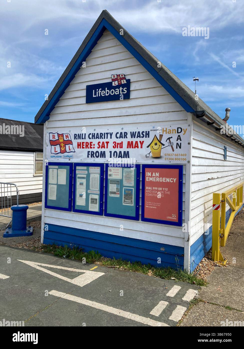 Gros plan d'une grande cabane blanche en bois actuellement utilisée par Walmer Lifeboat Station, Walmer, Kent - Image de stock capturée avec un smartphone