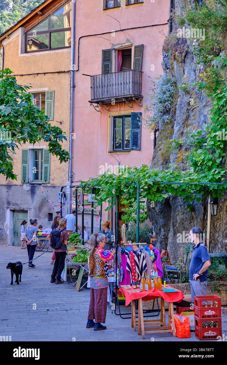 France, Alpes-Maritimes, vallée de Roya, village perché de Saorge, jour de marché Banque D'Images