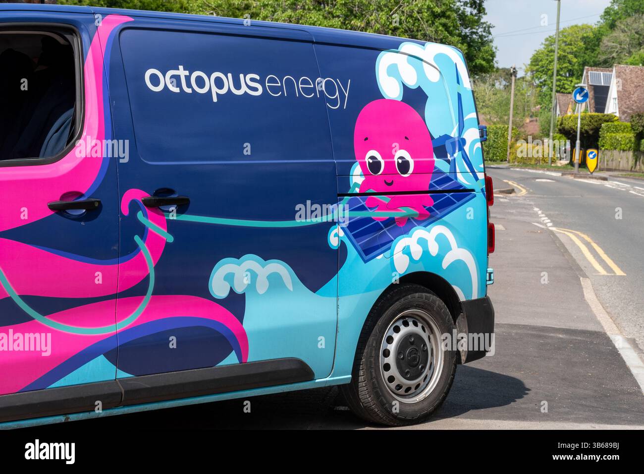 Fourgonnette Octopus Energy avec logo commercial coloré, Angleterre, Royaume-Uni. Société britannique d'énergie renouvelable Banque D'Images