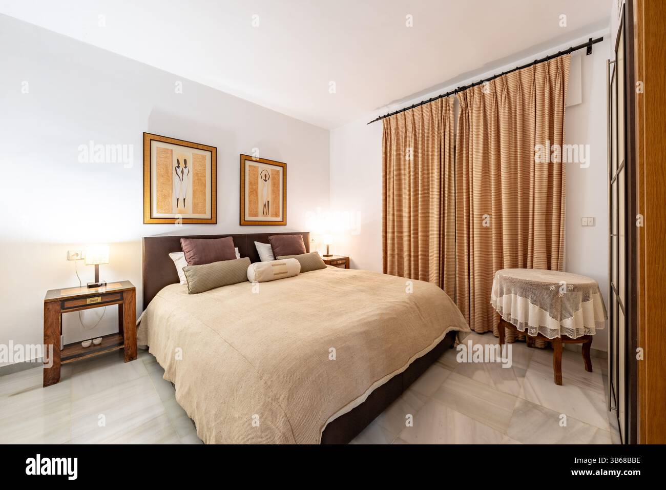 une image d'une chambre d'amis avec grand lit avec divers oreillers dans la maison de vacances Banque D'Images
