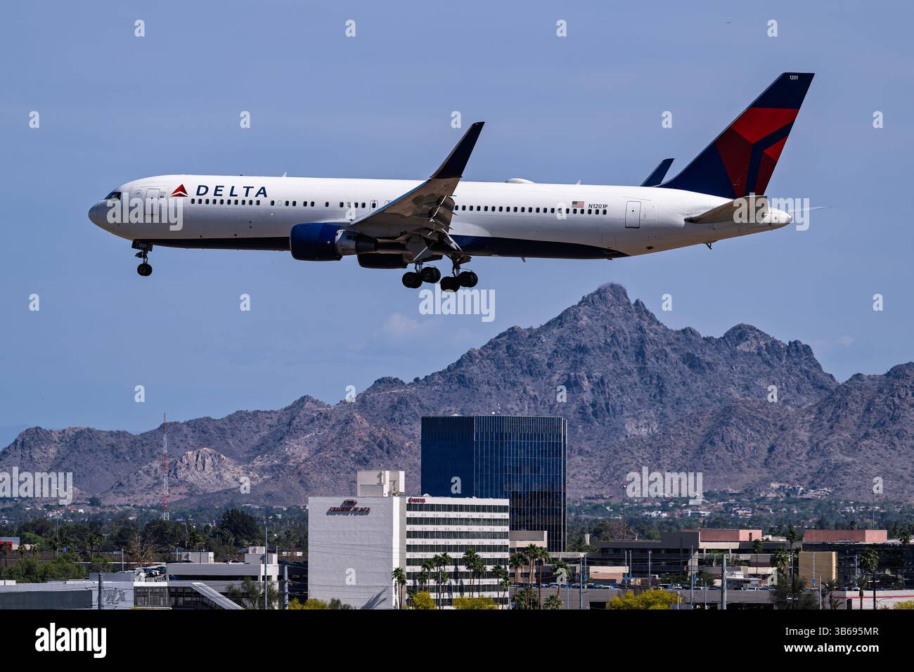 Sky Harbor Airport 4-27-2025 Phoenix AZ États-Unis Delta Airlines Boeing 767-300ER N1201P arrivée en Runwat 26 à Phoenix Sky Harbor Intl. Aéroport. Banque D'Images