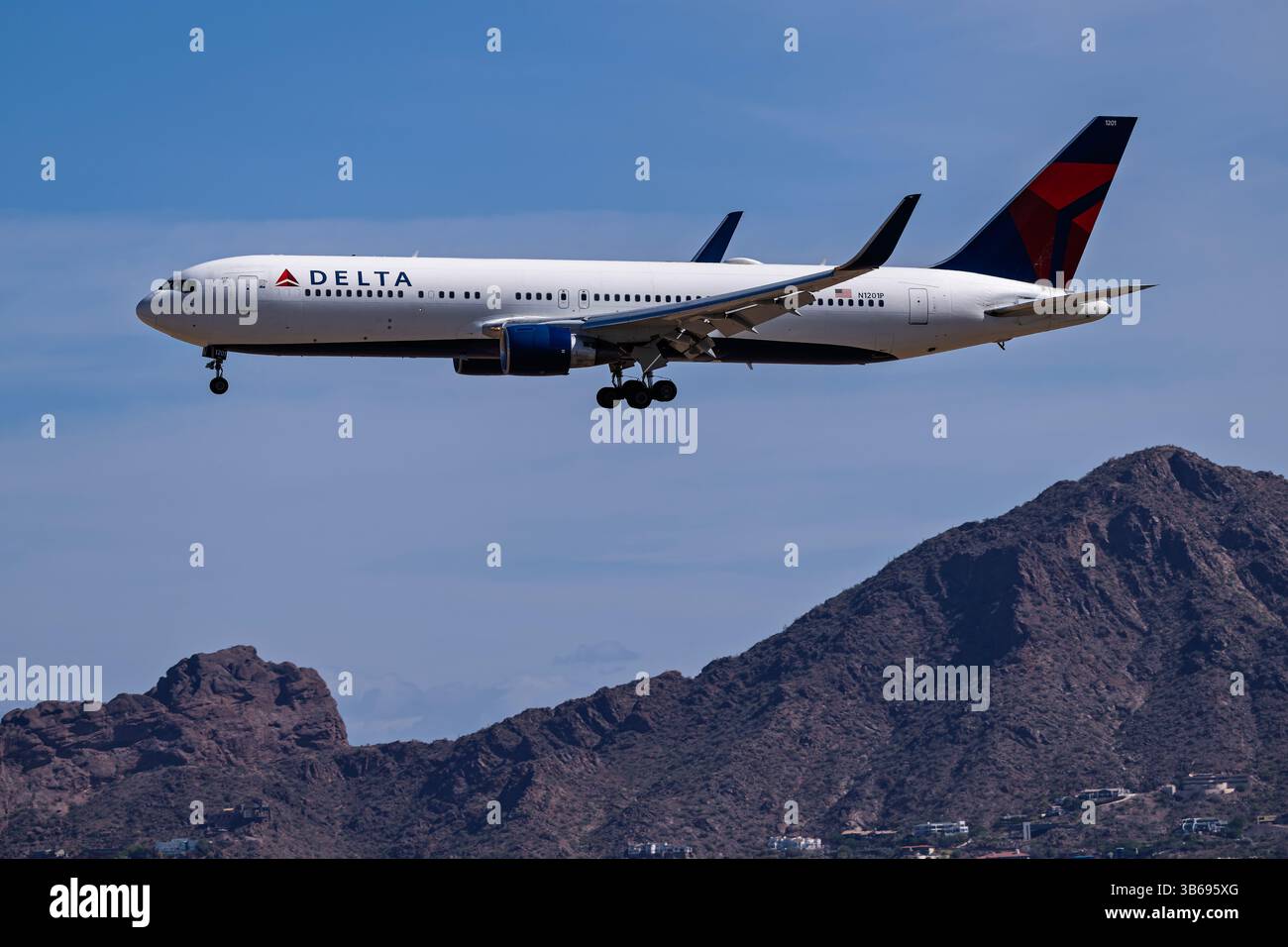 Sky Harbor Airport 4-27-2025 Phoenix AZ États-Unis Delta Airlines Boeing 767-300ER N1201P arrivée en Runwat 26 à Phoenix Sky Harbor Intl. Aéroport. Banque D'Images