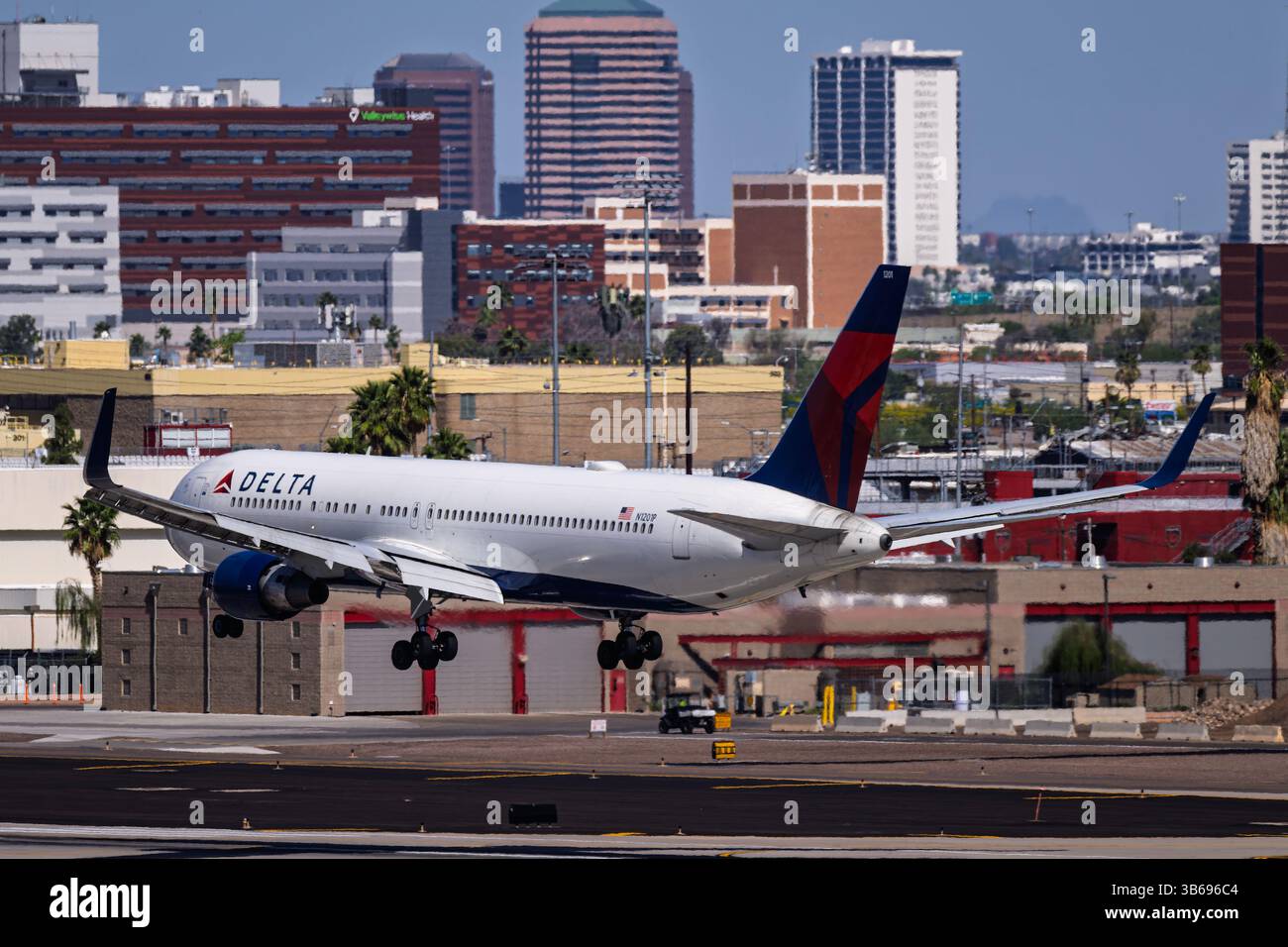 Sky Harbor Airport 4-27-2025 Phoenix AZ États-Unis Delta Airlines Boeing 767-300ER N1201P arrivée en Runwat 26 à Phoenix Sky Harbor Intl. Aéroport. Banque D'Images