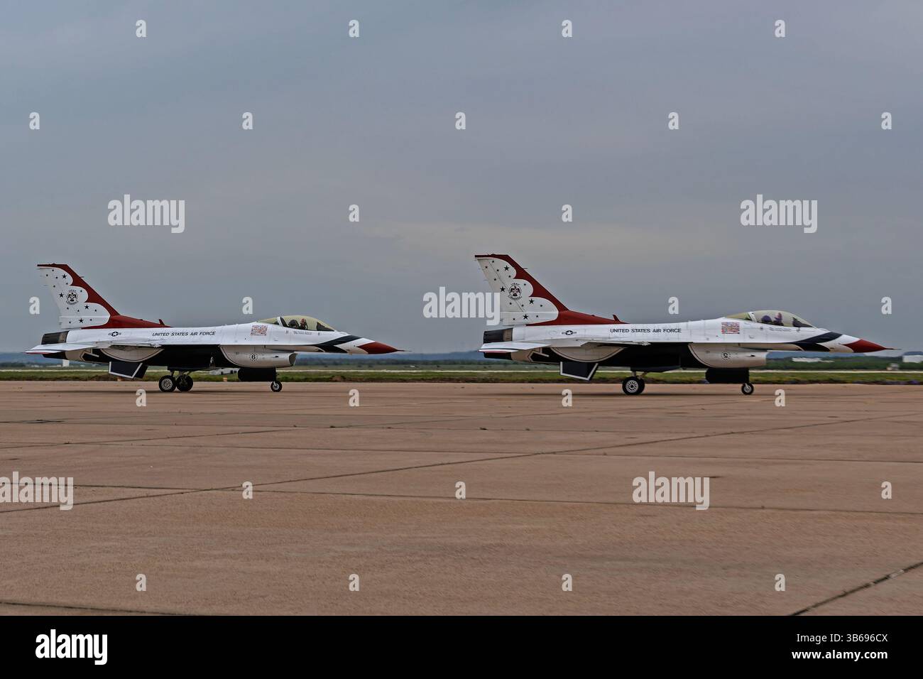 Wings Over West Texas 4-18-2025 Dyess AFB, TX États-Unis USAF Thunderbirds préparant leur démonstration au Wings Over West Texas Air Show à Dyess Banque D'Images