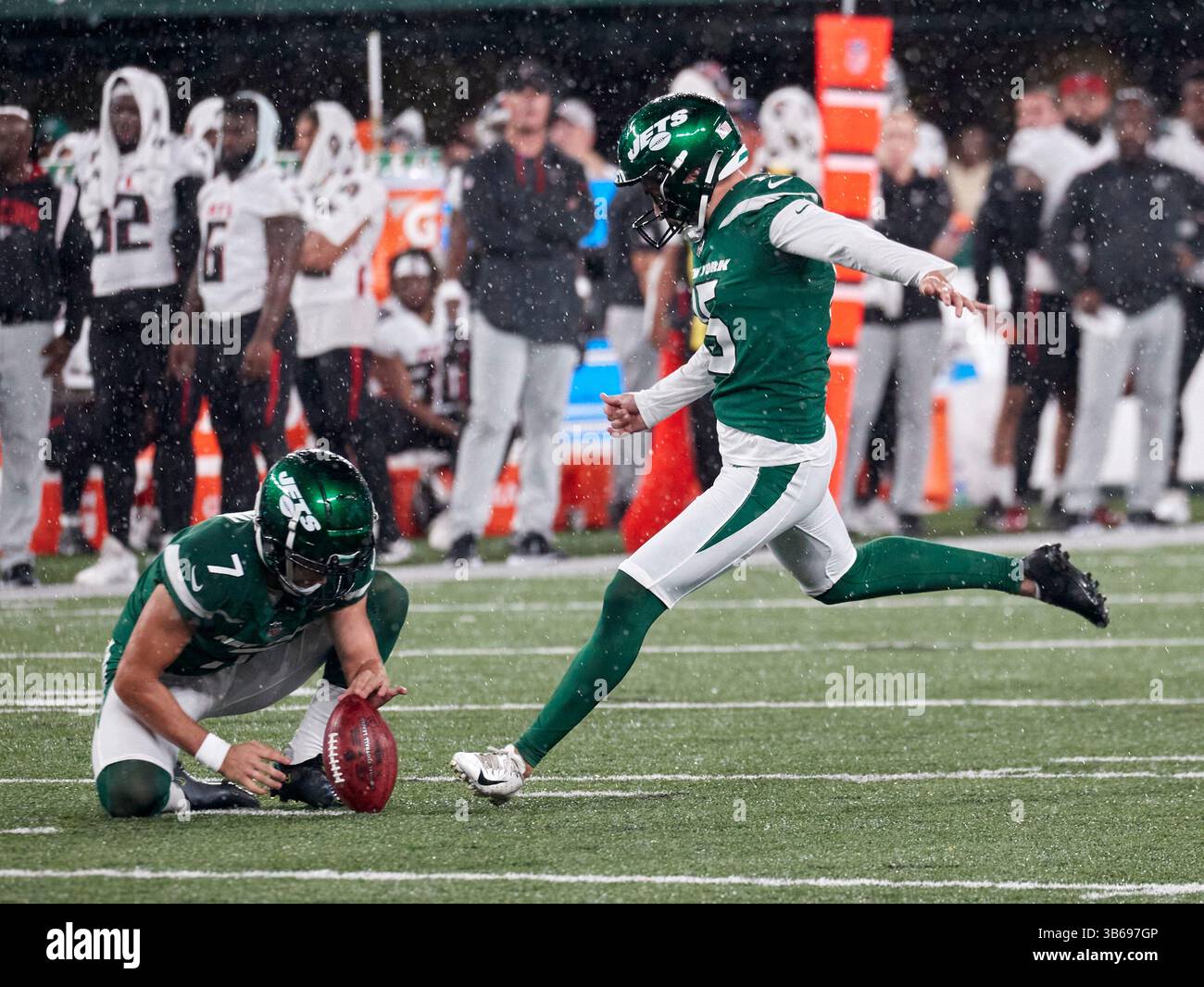 23 août 2022, East Rutherford, New Jersey, États-Unis : le kicker Eddy Pineiro (15 ans) des jets de New York marque un point supplémentaire lors d'un match de pré-saison de la NFL au MetLife Stadium à East Rutherford, New Jersey. Les jets battent les Falcons 24-16. Duncan Williams/CSM (crédit image : © Duncan Williams/CSM via ZUMA Press Wire) Banque D'Images