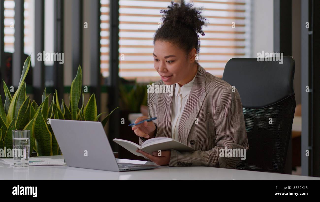 Femme africaine femme d'affaires américaine femme d'affaires femme femme d'affaires employeur gestionnaire agent organisateur dans le bureau consulter en ligne conférence vidéo appel portable Banque D'Images