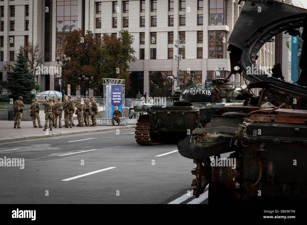 23 août 2022, Kiev, Ukraine : des soldats ukrainiens se tiennent à côté du panneau d'affichage de l'exposition à Kiev. Comme dédié à la prochaine Journée de l'indépendance de l'Ukraine, et près de 6 mois après l'invasion à grande échelle de l'Ukraine le 24 février, la capitale du pays Kyiv a organisé une exposition dans la rue principale de Khreschaytk Street montrant de multiples équipements militaires détruits, chars et armes des forces armées de la Fédération de Russie (AFRF)..alors que l'invasion complète russe de l'Ukraine a commencé le 24 février, la guerre a tué de nombreux civils et soldats, près de 9000 militaires ukrainiens Banque D'Images