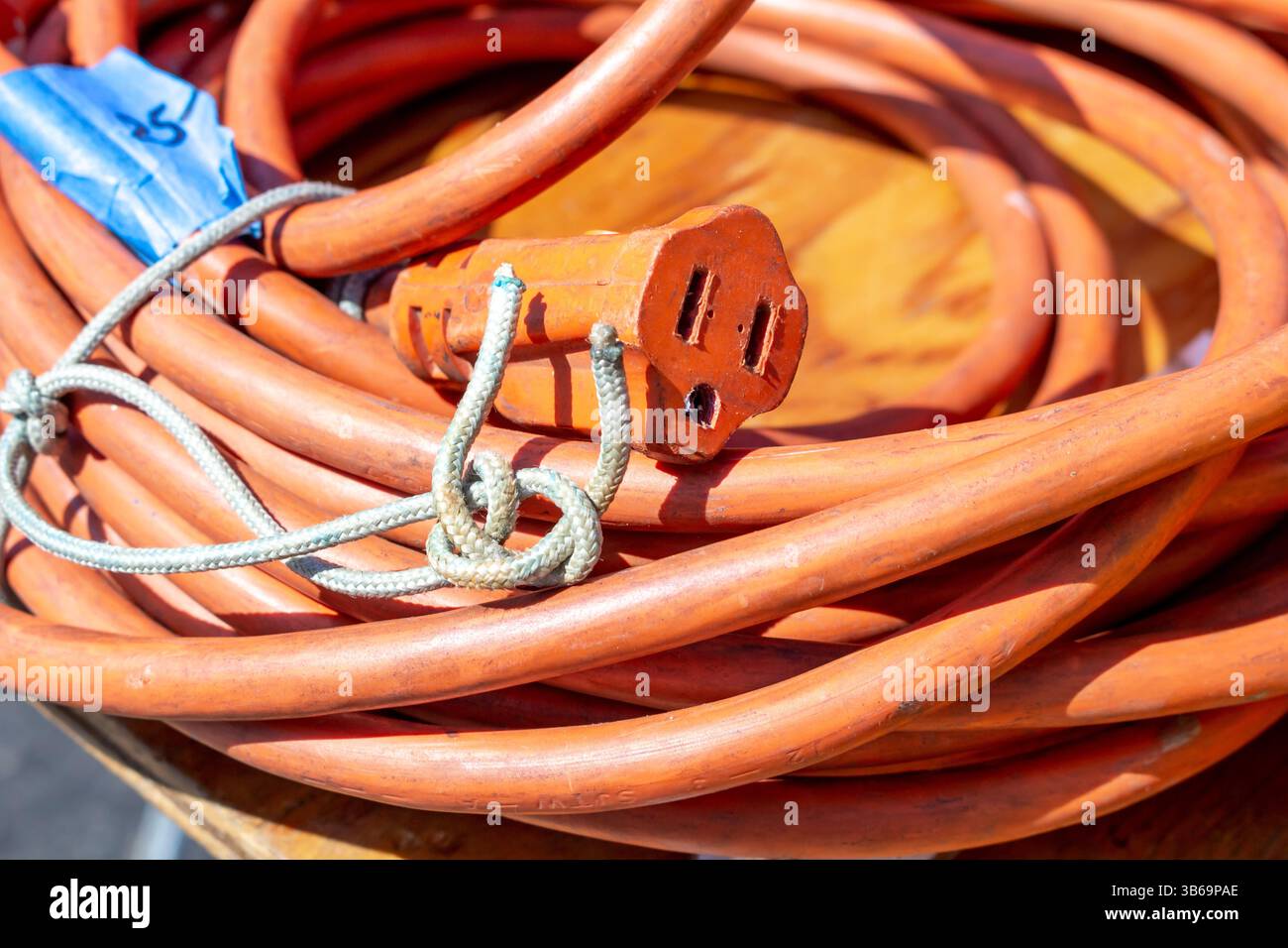 Vue rapprochée d'une rallonge électrique orange. Banque D'Images