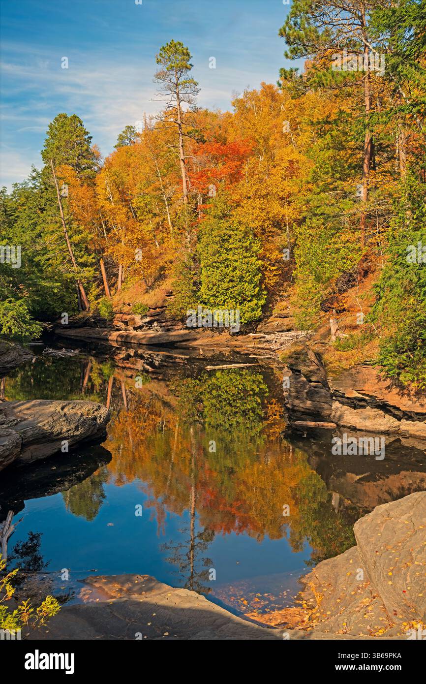 Étang calme Backwater à l'automne dans les montagnes Porcupine dans le Michigan Banque D'Images