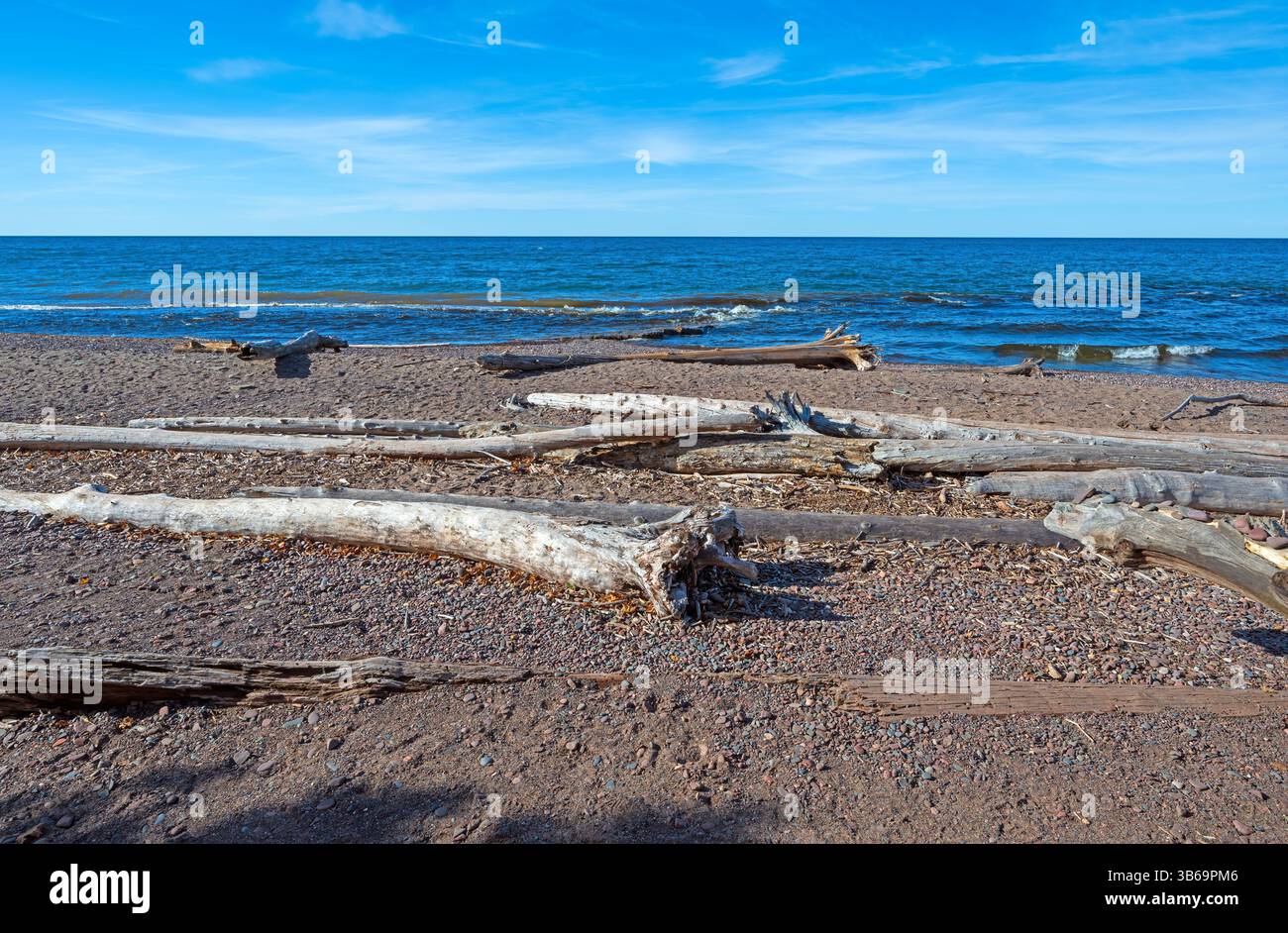 Grumes de bois flotté battues sur une rive Remmote des grands Lacs dans les monts Porcupine au Michigan Banque D'Images