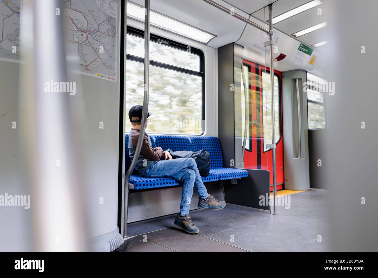 Symbolfoto zum Thema Kinder im oeffentlichen Nahverkehr. Ein Junge faehrt alleine mit der S-Bahn. Berlin, 03.05.2025. Berlin Deutschland *** symbole ph Banque D'Images