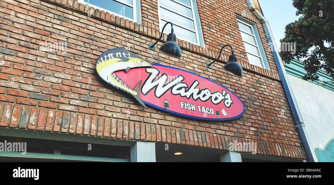 Huntington Beach, Californie, États-Unis - 09-04-2019 : une vue d'une enseigne de façade de magasin pour la chaîne de restaurants connue sous le nom de Wahoo's Fish Tacos. Banque D'Images