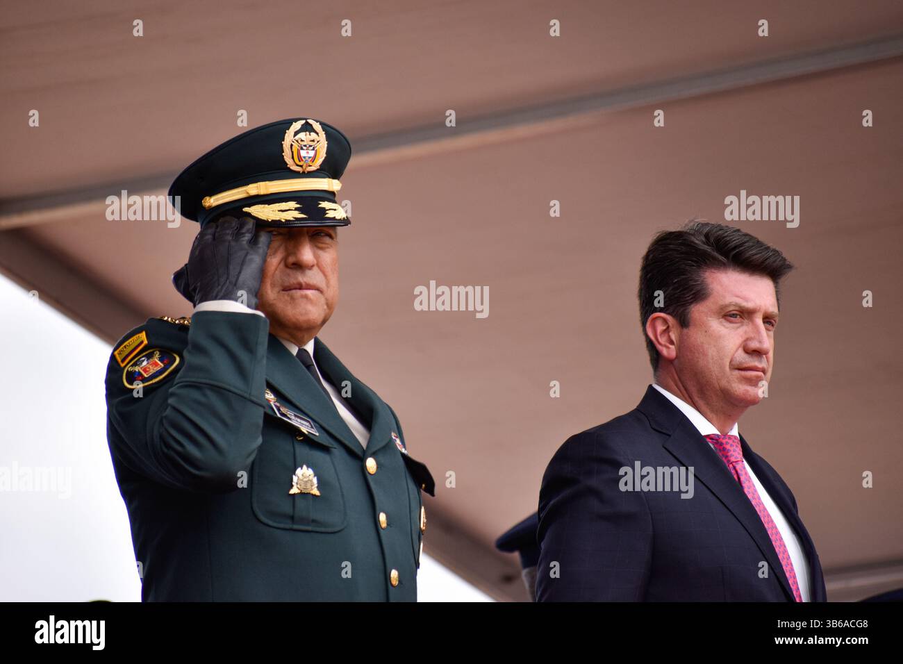 19 juillet 2022, Bogota, Cundinamarca, Colombie : le commandant des forces armées colombiennes le général Luis Fernando Navarro (à gauche) et le ministre colombien de la Défense Diego Molano (à droite) lors de la cérémonie d'honneurs aux familles des militaires tombés au combat avant le défilé du jour de l'indépendance de la Colombie qui a lieu le 20 juillet, à Bogota, Colombie, le 19 juillet 2022. Photo par : Cristian Bayona/long Visual Press (crédit image : © Cristian Bayona/LongVisual via ZUMA Press Wire) Banque D'Images