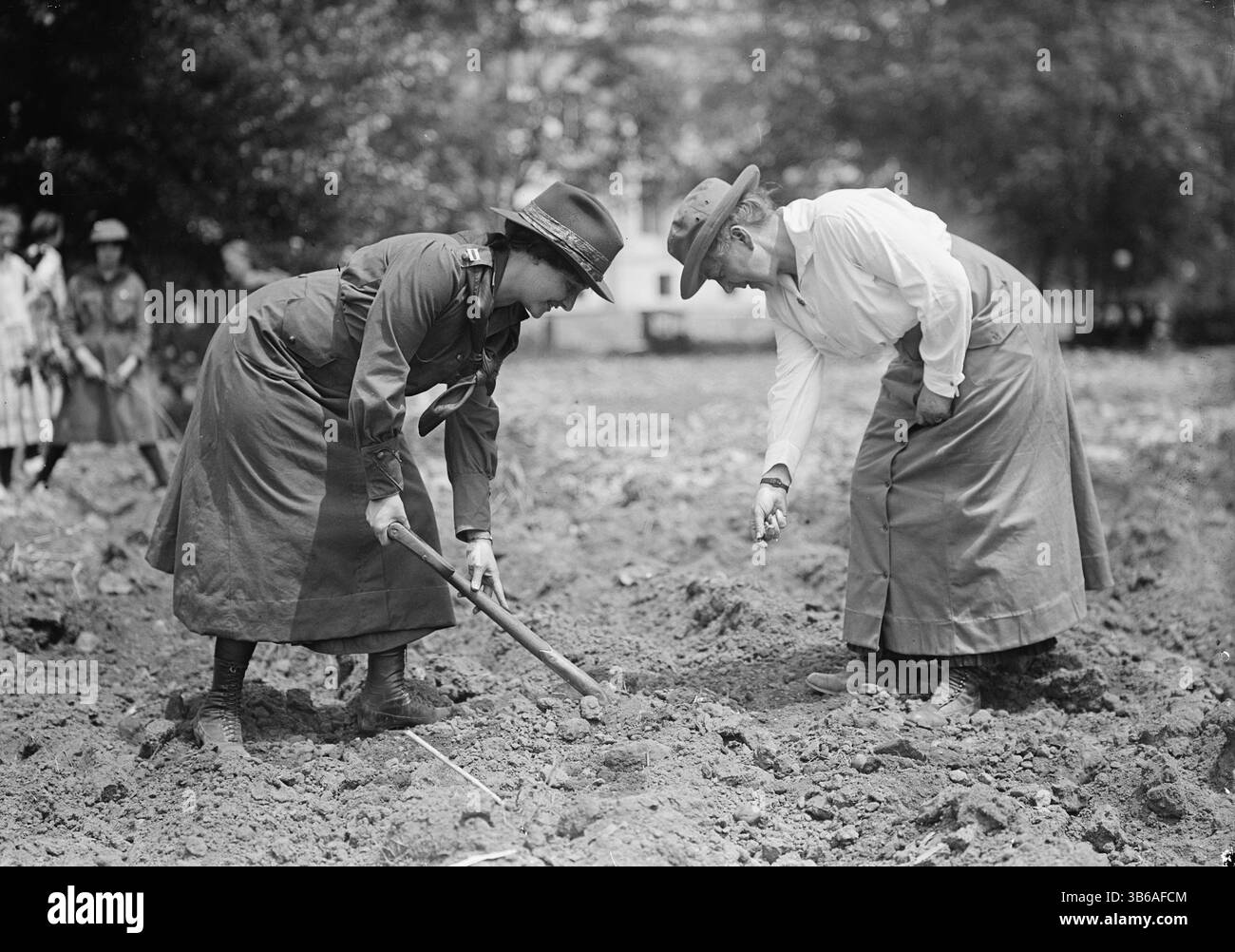 Girl Scouts jardinage, 1917. Banque D'Images