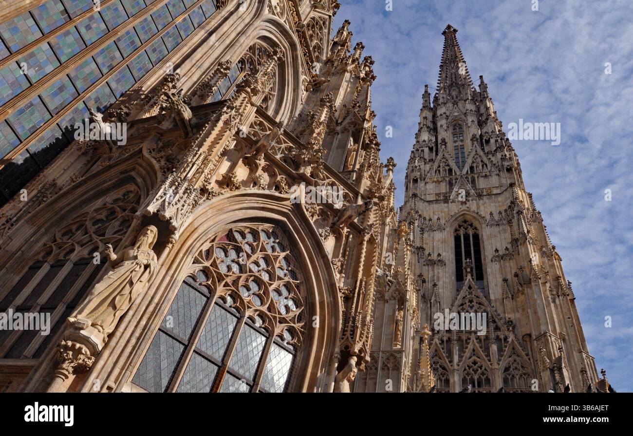 Sculptures gothiques et la flèche de l'emblème de la cathédrale d'Étienne (Stephansdom) à Vienne. Banque D'Images