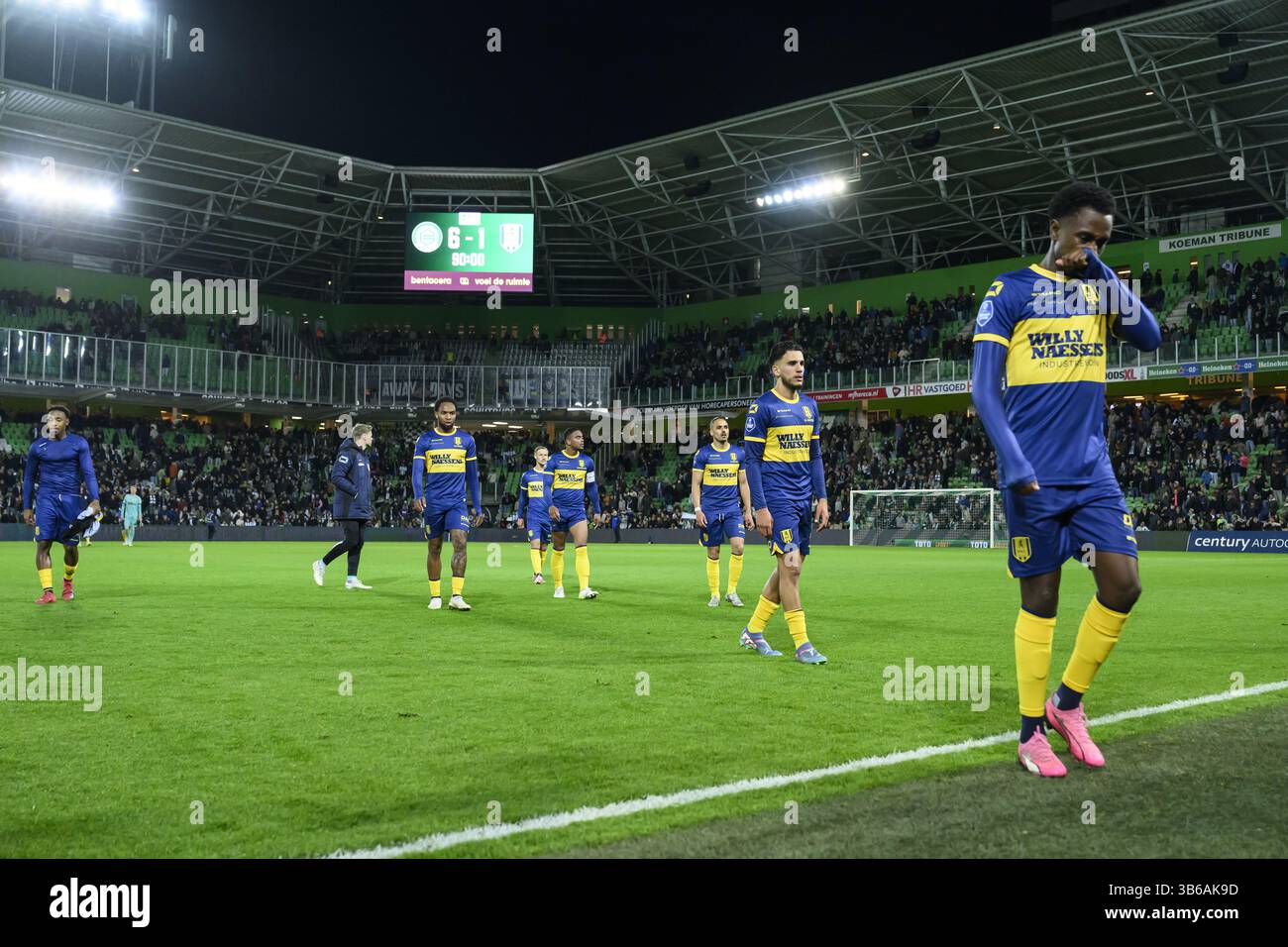 GRONINGEN - déception parmi les joueurs du RKC Waalwijk lors du match néerlandais Eredivisie entre le FC Groningen et le RKC Waalwijk au stade Euroborg le 3 mai 2025 à Groningen, pays-Bas. ANP COR LASKER Banque D'Images