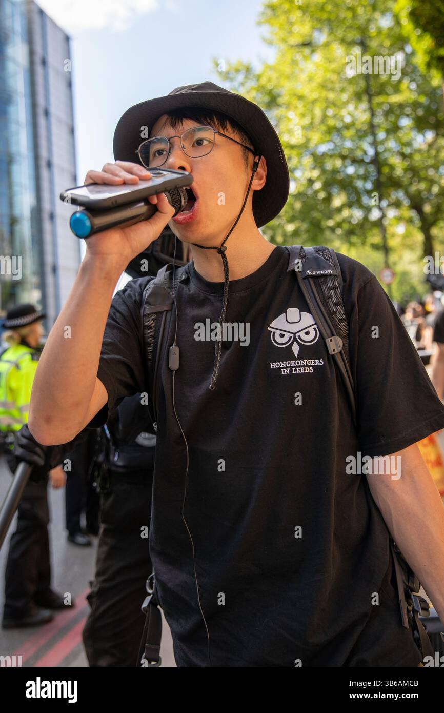 Londres, Royaume-Uni, 3 mai 2025. Un activiste crie dans un micro lors d'une manifestation. Des membres de la communauté britannique de Hong Kong organisent une manifestation devant le site proposé de la nouvelle super ambassade chinoise dans la ville de Londres. Après que l'autorisation de construire a été accordée pour le bâtiment de 750 millions de livres sterling, des membres du public, des politiciens et des groupes de pression ont appelé à l'abandon des plans, estimant que le développement est un risque pour la sécurité britannique. Crédit : James Willoughby/ALAMY Live News Banque D'Images