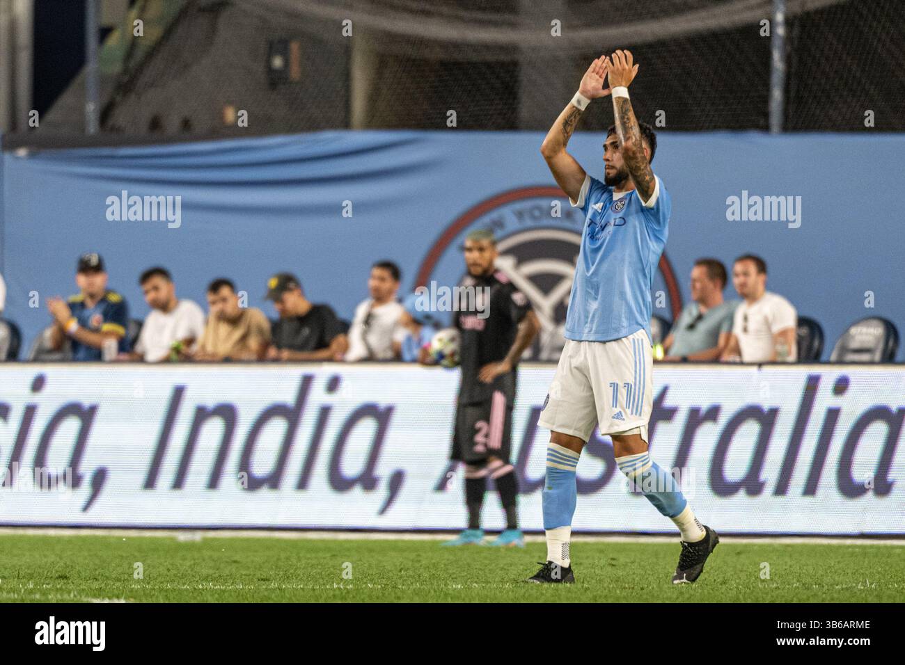 23 juillet 2022, Bronx, New York, États-Unis : le milieu de terrain du New York City FC VALENTIN CASTELLANOS #11 applaudit au fan en quittant le match lors de la deuxième mi-temps contre l'Inter Miami au Yankee Stadium dans le Bronx, NY. Le New York City FC bat l'Inter Miami 2-0 (crédit image : © Mark Smith/ZUMA Press Wire) Banque D'Images