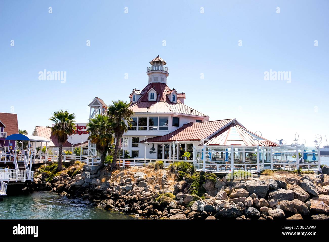Long Beach, Californie, États-Unis - 09-07-2019 : vue du restaurant Parkers' Lighthouse à Shoreline Village. Banque D'Images