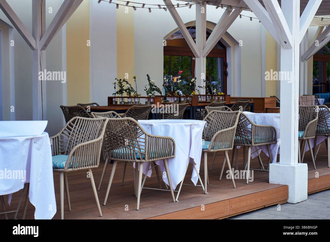 Tables vides avec des nappes blanches dans un restaurant de rue Banque D'Images