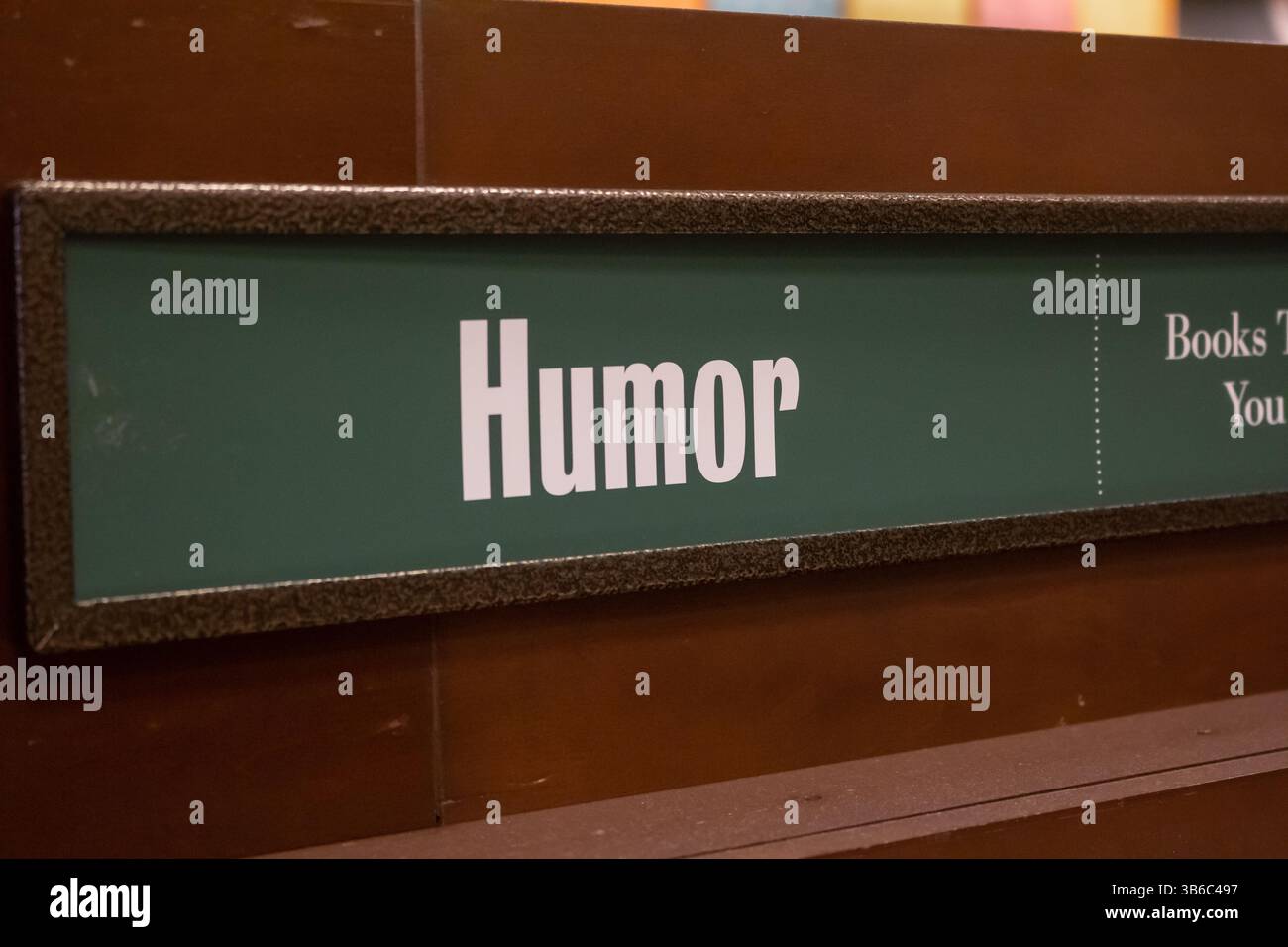 Vue d'un signe de genre dans une librairie pour des livres sur l'humour. Banque D'Images