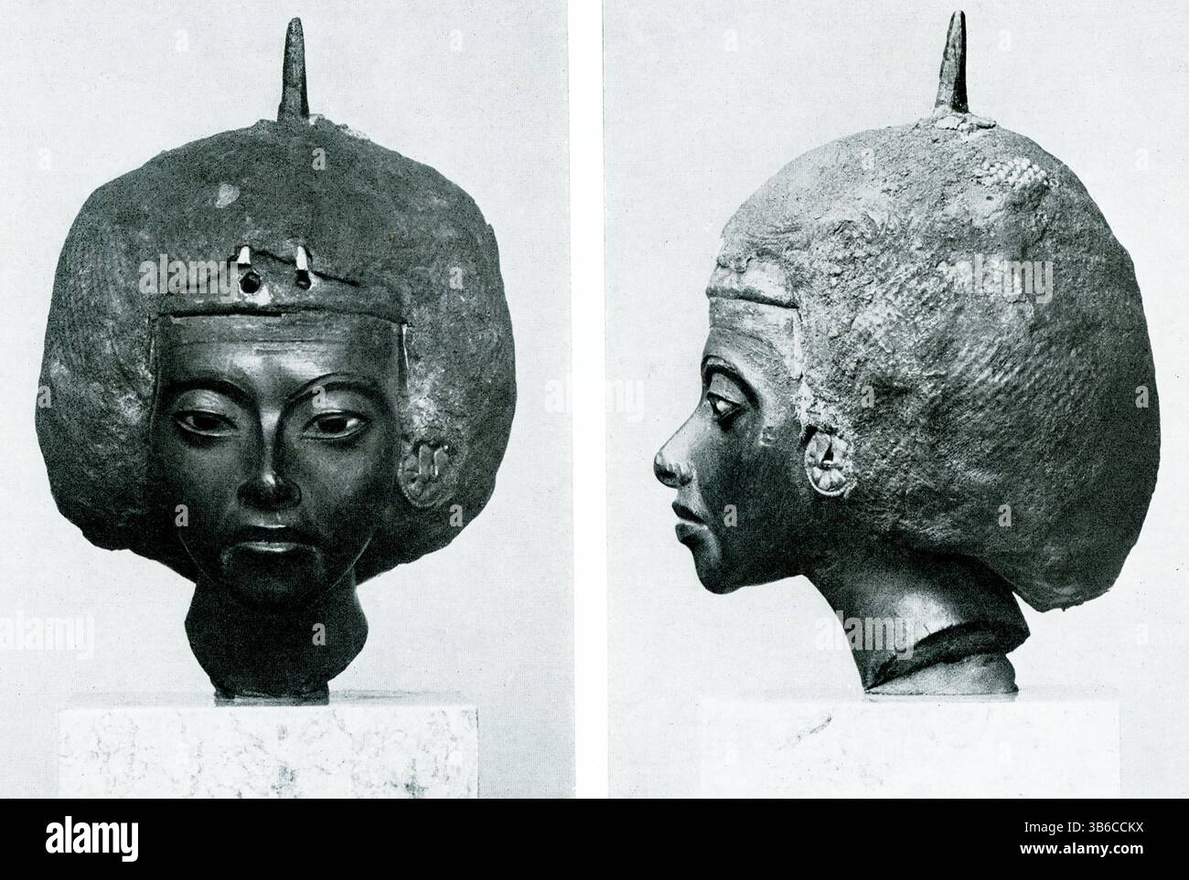 La légende de 1925 se lit comme suit : « tête en bois de Yew de la reine Teye de Medinet Gurob au Musée d’État de Berlin ». La reine Tiye (également orthographiée Teye, Tye, Taia, Tiy, et Tiyi) a vécu entre 1398 et 1338 av. J.-C. Tiye était une reine d'Égypte de la XVIIIe dynastie, épouse du pharaon Amenhotep III, mère d'Akhénaton, et grand-mère de Toutankhamon et d'Ankhsenamun. Elle exerça une énorme influence devant les tribunaux de son mari et de son fils. Gurob, également connu sous le nom de Ghurab, Medinet Gurob ou Kom Medinet Gurob est un site archéologique égyptien, près du Fayoum. Banque D'Images