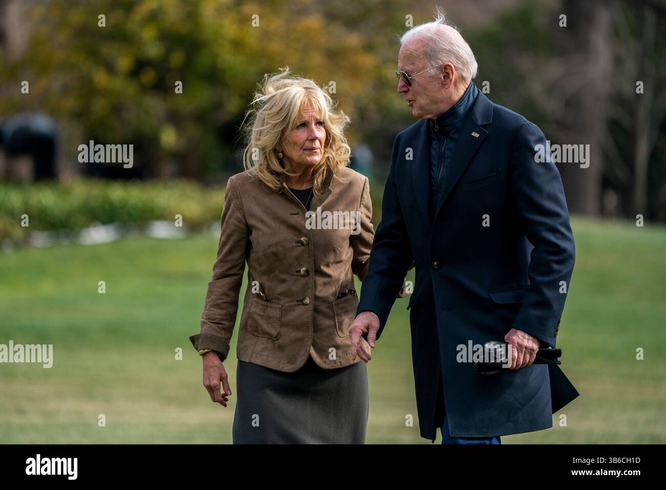 13 mars 2022, Washington, District of Columbia, États-Unis : le président des États-Unis Joe Biden et la première dame Dr Jill Biden marchent vers la Maison Blanche après avoir quitté Marine One sur la pelouse sud de la Maison Blanche à Washington, DC, États-Unis, le 13 mars 2022. Le président Biden et la première dame Jill Biden rentrent d'un week-end à Camp David (crédit image : © Shawn Thew - Pool via CNP/CNP via ZUMA Press Wire) Banque D'Images