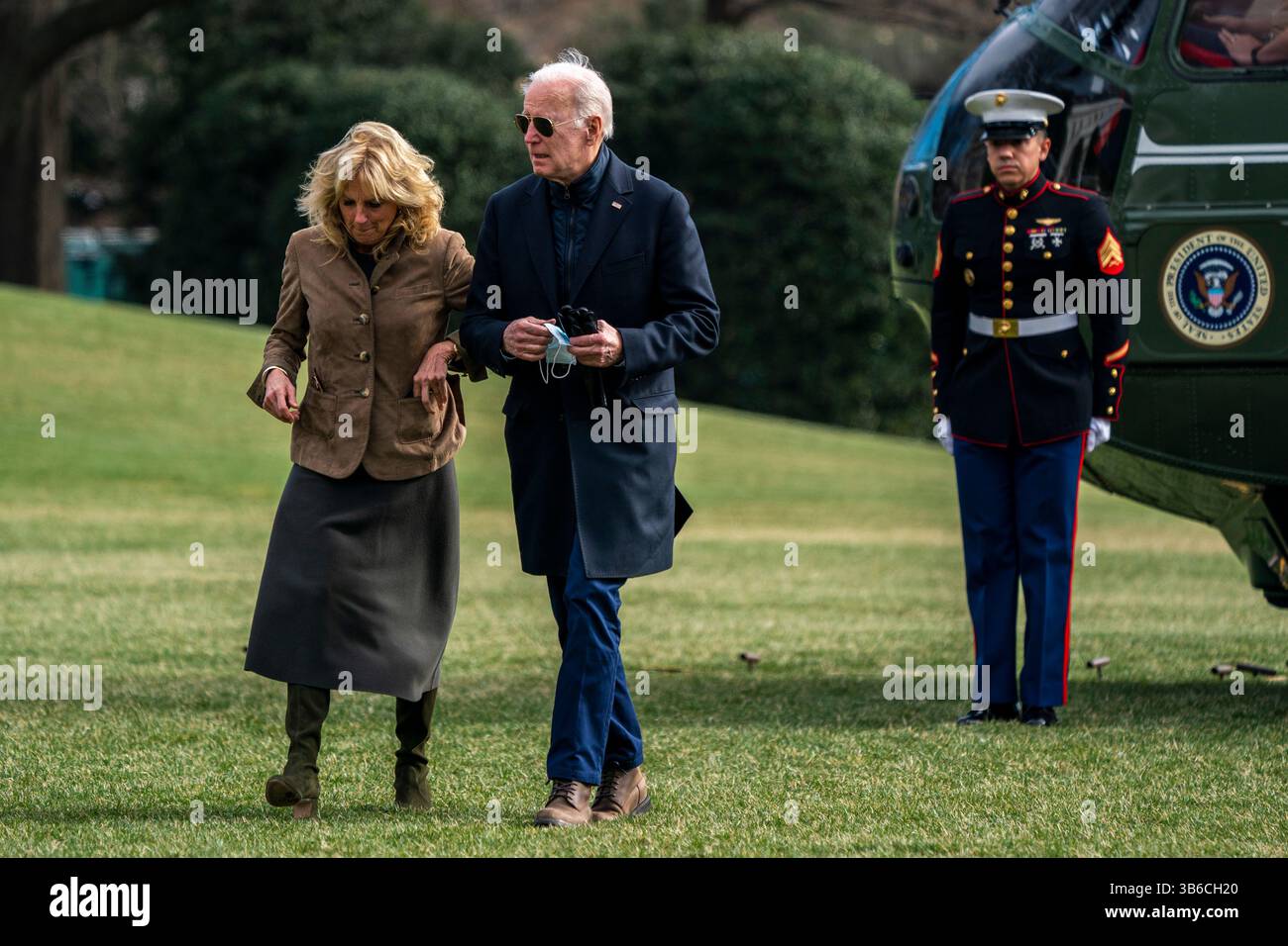 13 mars 2022, Washington, District of Columbia, États-Unis : le président des États-Unis Joe Biden et la première dame Dr Jill Biden marchent vers la Maison Blanche après avoir quitté Marine One sur la pelouse sud de la Maison Blanche à Washington, DC, États-Unis, le 13 mars 2022. Le président Biden et la première dame Jill Biden rentrent d'un week-end à Camp David (crédit image : © Shawn Thew - Pool via CNP/CNP via ZUMA Press Wire) Banque D'Images