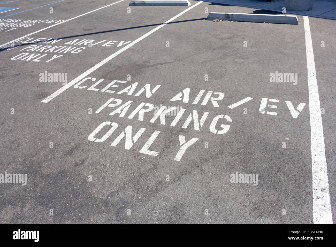 Vue d'un espace de stationnement destiné à l'air pur et aux véhicules électroniques, dans un parking. Banque D'Images