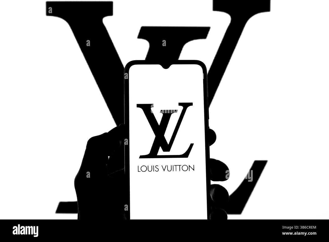11 mars 2022, Barcelone, Catalogne : dans cette illustration photo, un logo Louis Vuitton vu sur un smartphone avec un logo Louis Vuitton en arrière-plan. (Crédit image : © Thiago Prudencio/DAX via ZUMA Press Wire) Banque D'Images