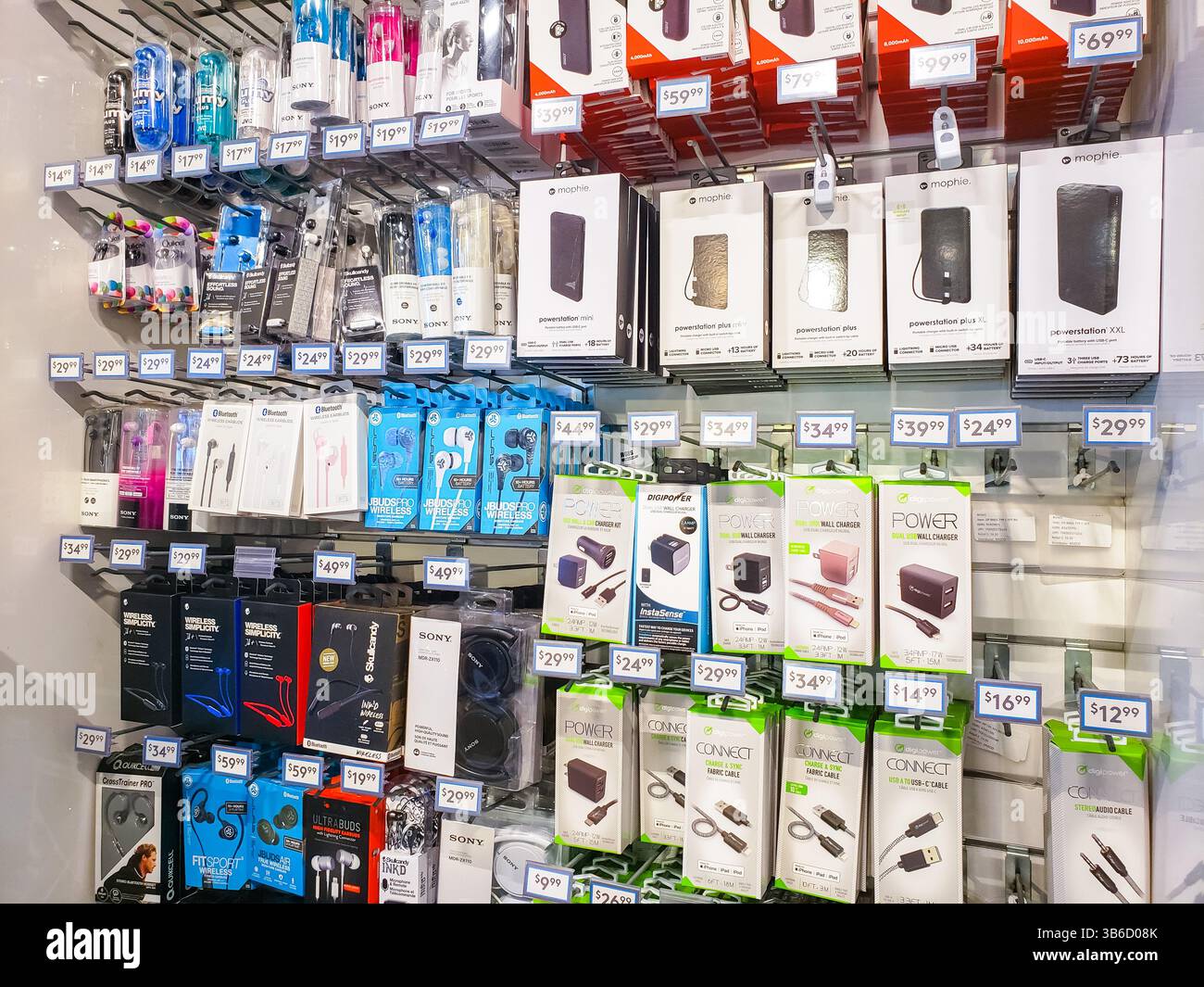 Los Angeles, Californie, États-Unis - 09-07-2019 : une vue de plusieurs variétés d'accessoires de téléphone cellulaire dans un magasin d'aéroport. Banque D'Images