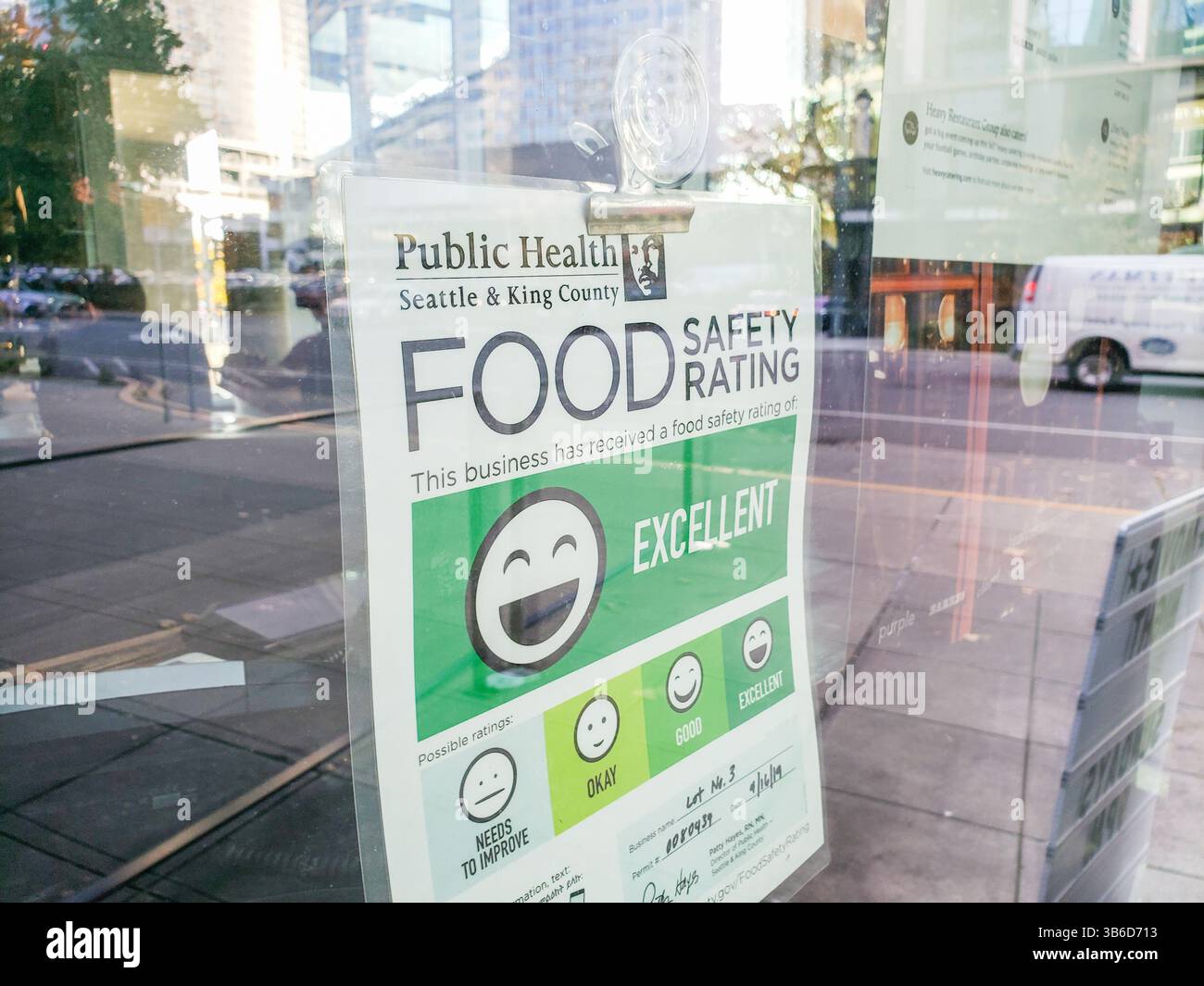 Bellevue, Washington, États-Unis - 07-01-2020 : une vue d'un panneau de sécurité alimentaire sur la façade d'un restaurant local. Banque D'Images