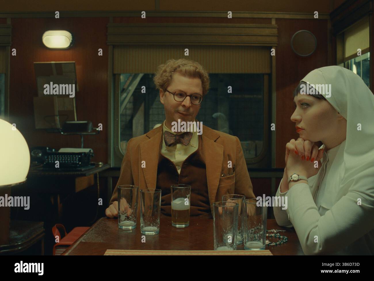 DATE DE SORTIE : 6 juin 2025. TITRE : le schéma phénicien. STUDIO : images primordiales. RÉALISATEUR : Wes Anderson. INTRIGUE : L'histoire d'une famille et d'une entreprise familiale. EN VEDETTE : MICHAEL CERA dans le rôle de Bjorn, MIA THREAPLETON dans le rôle de Liesl. (Crédit image : © Focus Features/Entertainment Pictures/ZUMAPRESS.com) USAGE ÉDITORIAL UNIQUEMENT ! Non destiné à UN USAGE commercial ! Banque D'Images