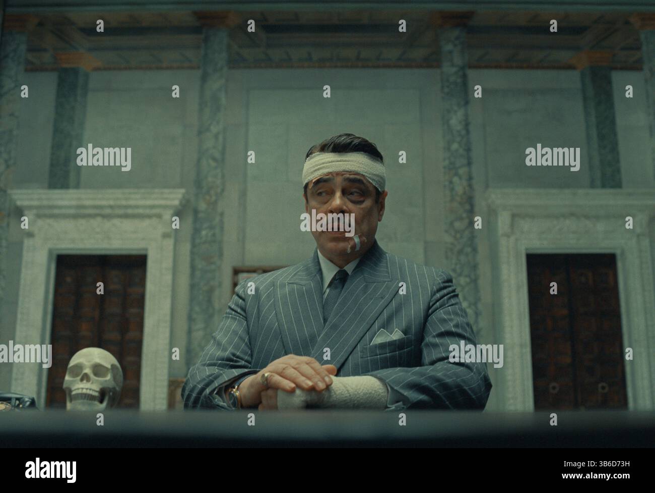 DATE DE SORTIE : 6 juin 2025. TITRE : le schéma phénicien. STUDIO : images primordiales. RÉALISATEUR : Wes Anderson. INTRIGUE : L'histoire d'une famille et d'une entreprise familiale. EN VEDETTE : BENICIO DEL TORO dans le rôle de Zsa-Zsa Korda. (Crédit image : © Focus Features/Entertainment Pictures/ZUMAPRESS.com) USAGE ÉDITORIAL UNIQUEMENT ! Non destiné à UN USAGE commercial ! Banque D'Images