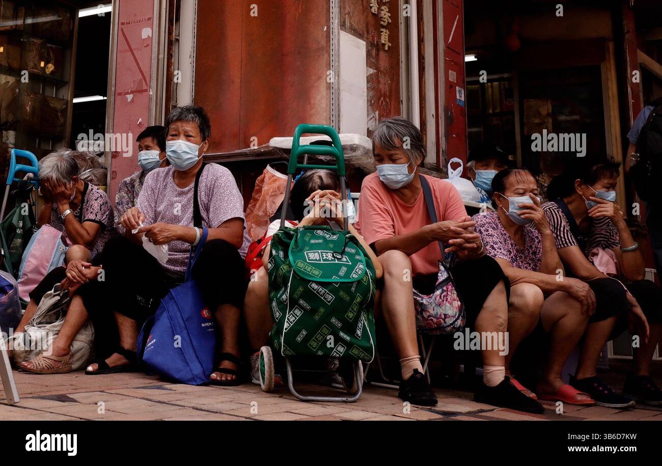 1er octobre 2022, HONG KONG, CHINE : des femmes âgées sont assises au coin de la rue à Shum Shui po, attendant un emploi bon marché, comme la distribution de tracts dans le dernier plus grand bidonville de Hong Kong, Shum Shui po. Parmi la population âgée de 65 ans ou plus, la proportion de personnes âgées de 85 ans ou plus est passée à 16 % en 2021 par rapport à l'enquête menée en 1981. De nombreuses personnes âgées souffrent de pauvreté chronique et de maladies sans le soutien adéquat du gouvernement de Hong Kong. La pauvreté parmi les personnes âgées met un fardeau énorme sur les épaules de la jeune génération dans la société chinoise où CA Banque D'Images