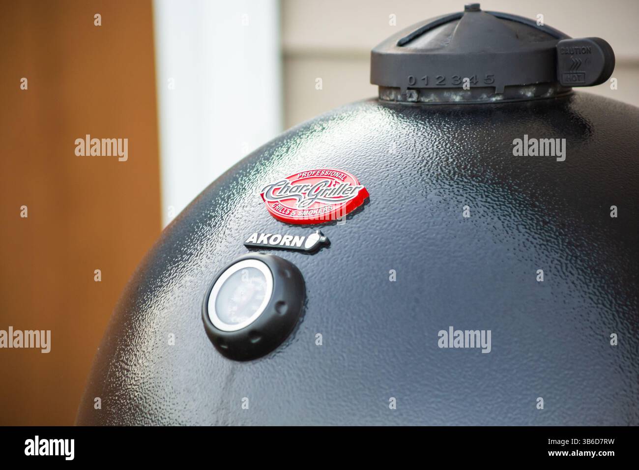 Seattle, Washington, États-Unis - 10-24-2019 : une vue de la partie supérieure et du logo d'un gril à charbon de bois Char Griller Akorn. Banque D'Images